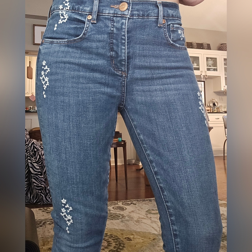 LOFT Size 27 Skinny Blue Jeans with Tiny White Flower Embroidery